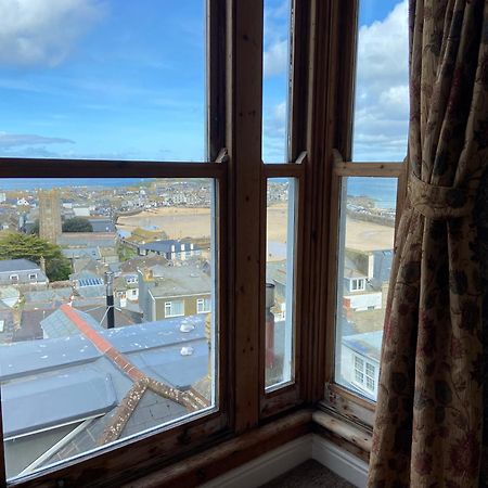 Huer'S Watch A Beautifully Presented Private Apartment With Far Reaching Views Over St Ives Harbour And Bay And Free Onsite Parking For Larger Groups Book Along With Our Connecting Two Sister Apartments エクステリア 写真