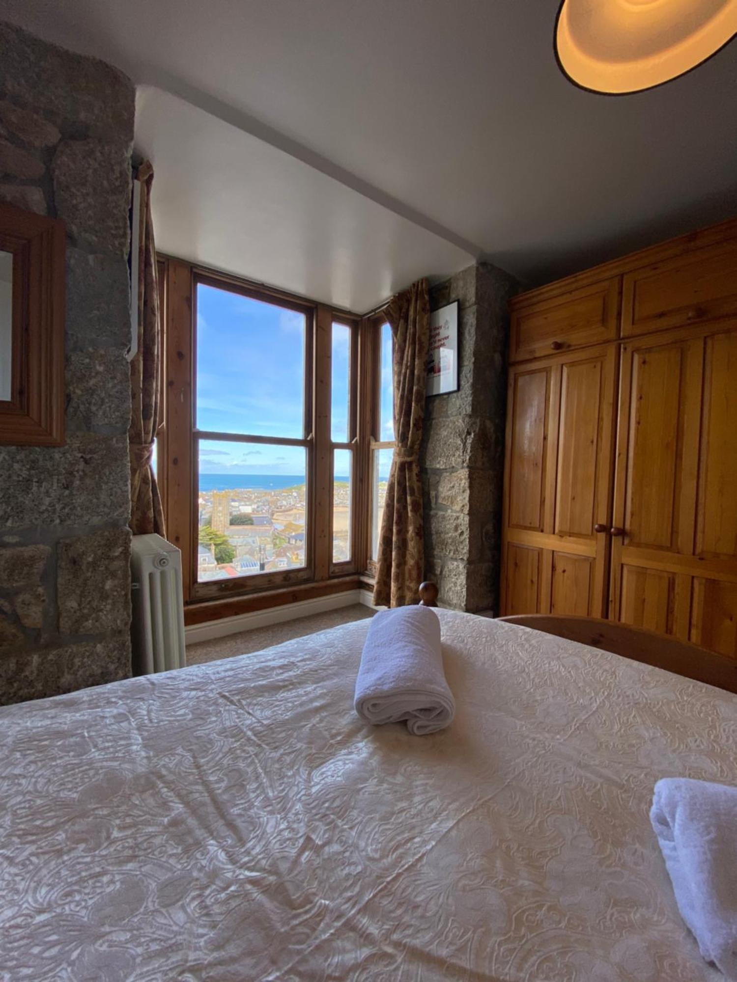 Huer'S Watch A Beautifully Presented Private Apartment With Far Reaching Views Over St Ives Harbour And Bay And Free Onsite Parking For Larger Groups Book Along With Our Connecting Two Sister Apartments エクステリア 写真