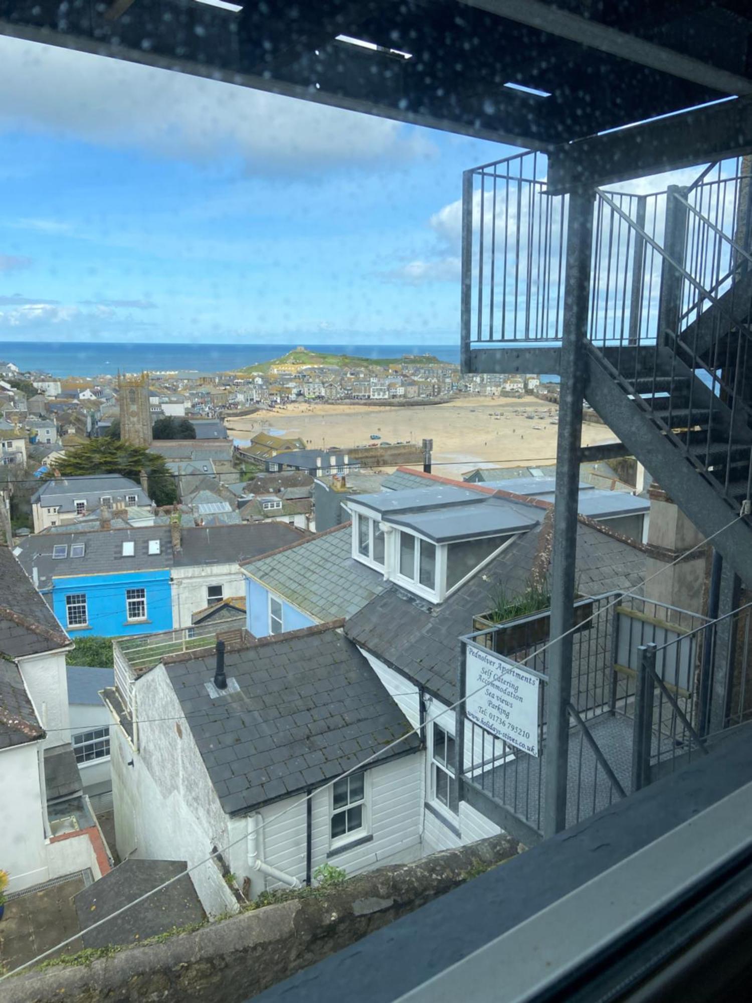 Huer'S Watch A Beautifully Presented Private Apartment With Far Reaching Views Over St Ives Harbour And Bay And Free Onsite Parking For Larger Groups Book Along With Our Connecting Two Sister Apartments エクステリア 写真