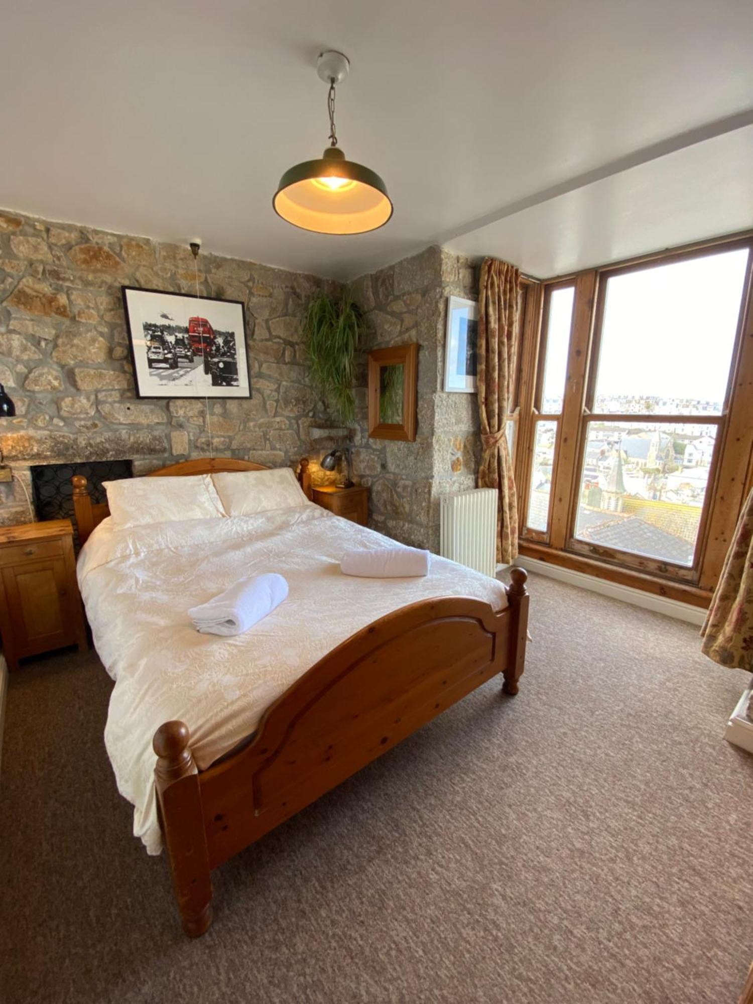Huer'S Watch A Beautifully Presented Private Apartment With Far Reaching Views Over St Ives Harbour And Bay And Free Onsite Parking For Larger Groups Book Along With Our Connecting Two Sister Apartments エクステリア 写真
