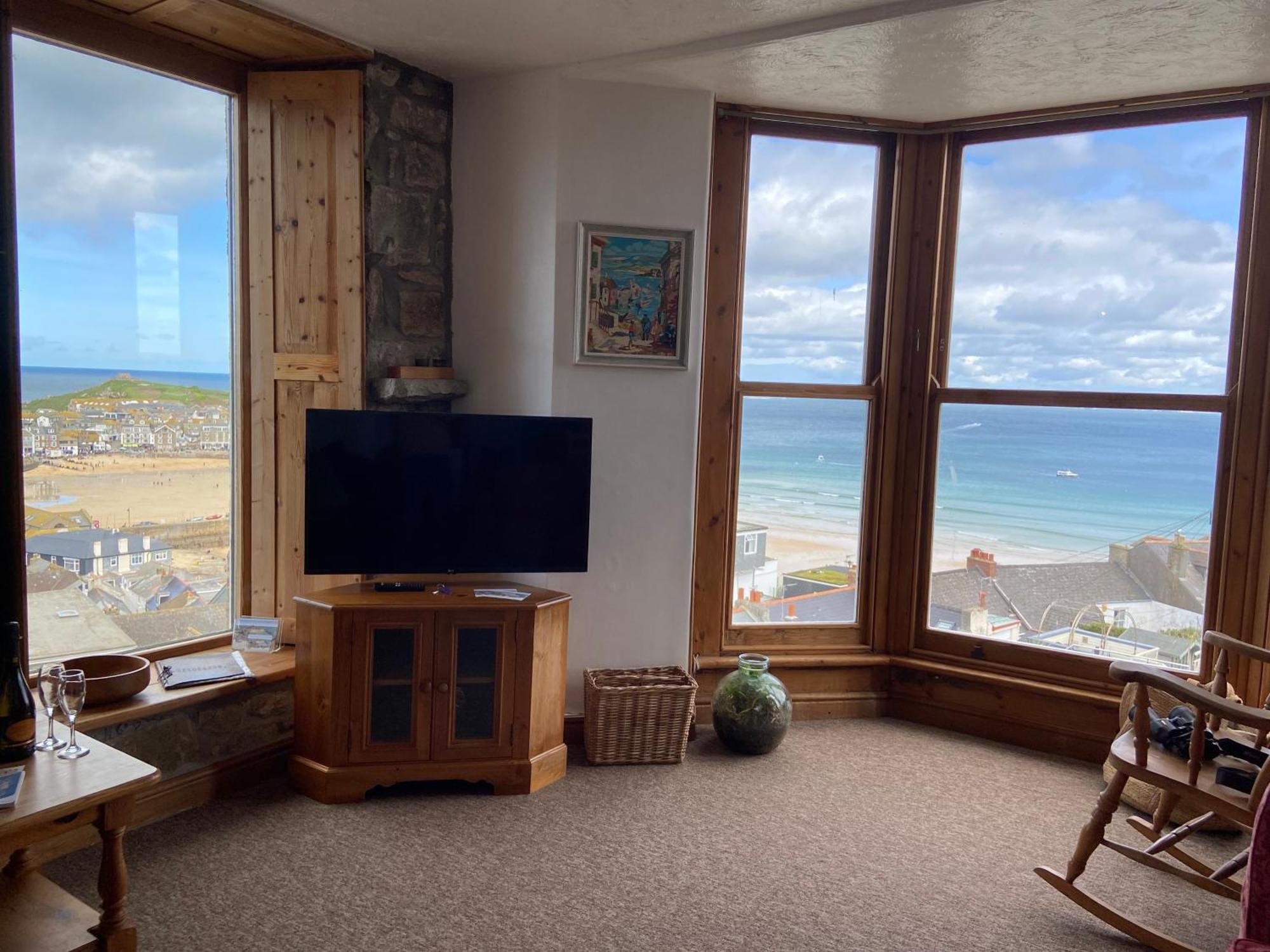 Huer'S Watch A Beautifully Presented Private Apartment With Far Reaching Views Over St Ives Harbour And Bay And Free Onsite Parking For Larger Groups Book Along With Our Connecting Two Sister Apartments エクステリア 写真