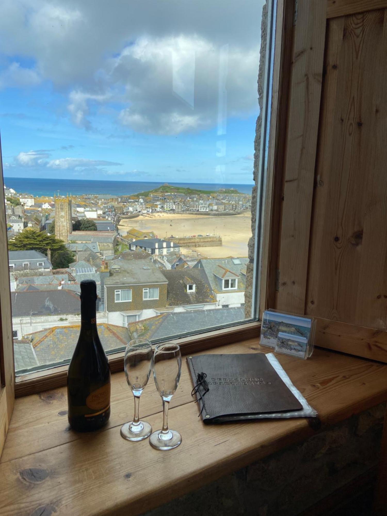 Huer'S Watch A Beautifully Presented Private Apartment With Far Reaching Views Over St Ives Harbour And Bay And Free Onsite Parking For Larger Groups Book Along With Our Connecting Two Sister Apartments エクステリア 写真